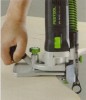 Dv� v�ci najednou : umo��uje to konstrukce fr�zovac�ho stolu - pracovn� st�l OFK je opat�en� otvorem pro p�esah n�kli�ku. Pomoc� p��slu�n� fr�zy Festool tak lze n�kli�ky nebo li�ty z�rove� ol�covat i zaoblit.