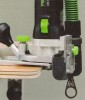 P�esn� uprost�ed : p�i fr�zov�n� dr�ek pro pera z�le�� na absolutn� p�esnosti. Zde nastupuje OFK 700. D�ky jemn�mu nastaven� hloubky fr�zov�n� s p�esnost� na 1/10 mm se dr�ky vyfr�zuj� p�esn� uprost�ed.