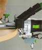 Profesion�l na zaoblen� : s horn� fr�zkou OFK 700 vy�e��te mnoho r�zn�ch �kol�. M��ete s n� obr�b�t dokonce i stoly a prvky rohov�ch lavic konk�vn�ch a konvexn�ch tvar�. Probl�m nen� ani l�cov�n� fr�zov�n� vrstven�ho materi�lu nebo n�kli�k� z masivn�ho d�eva. 