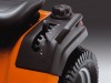 Ovl�dac� p�ka pro nastaven� v��ky se�en� um�st�n� na blatn�ku. Ergonomicky um�st�n� ovlada� pro nastaven� v��ky se�en�. Nastaven� v��ky �ac�ho �stroj� pomoc� pru�iny je snadn�j��