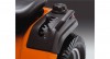 Ovl�dac� p�ka pro nastaven� v��ky se�en� um�st�n� na blatn�ku - snadno dostupn� ovl�d�n� pro nastaven� v��ky se�en� pro lep�� ergonomii. Nastaven� �ac�ho �stroj� s pomocnou pru�inou je snadn�j��.