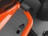 Hydrostatick� p�evodovka ovl�dan� ped�lem - rychlost a sm�r j�zdy (vp�ed a vzad) jsou ovl�dan� ped�ly, co� umo��uje �idi�i m�t ob� ruce na volantu a m�t tak ovl�d�n� traktoru dokonale pod kontrolou