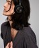 BeoPlay H6 Black Leather sluchtka pes ui Bang & Olufsen